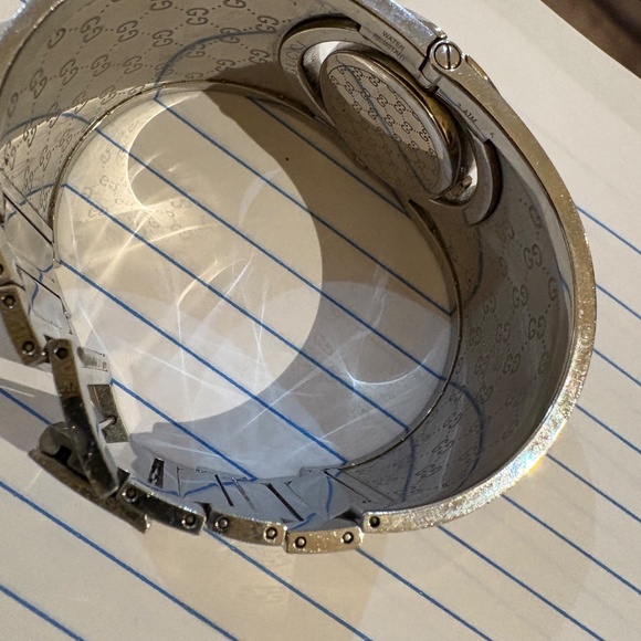 Gucci Women’s Hand Watch Sliver Color - Picture 2 of 7